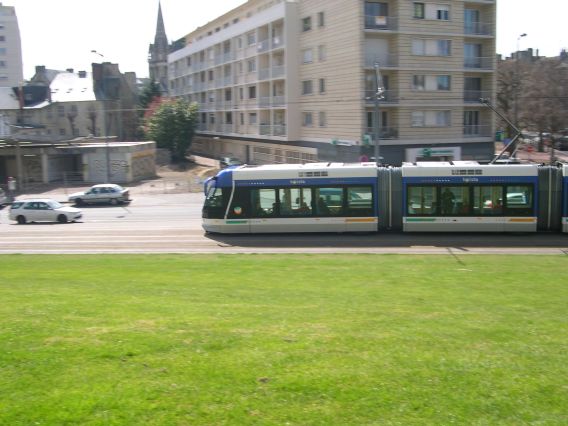  tramway passant au pied des remparts